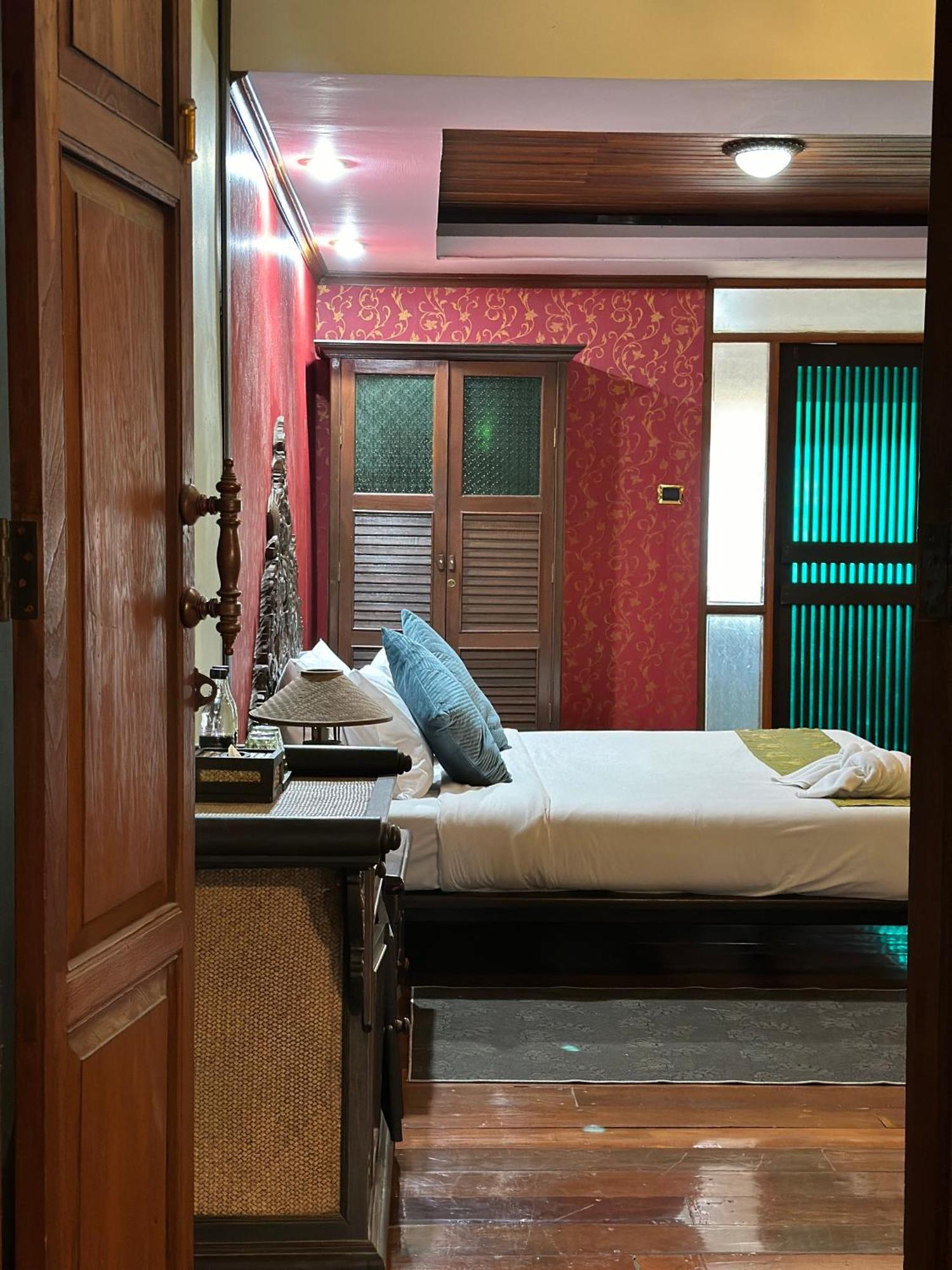 Tony'S Place Ayutthaya Exterior photo